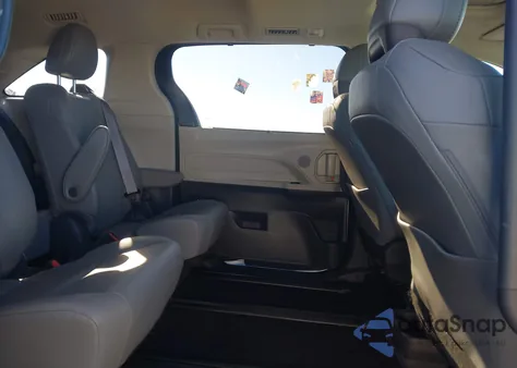 2021 Toyota Sienna Xle z USA, uszkodzony, nr VIN 5TDJSKFC5MS009341